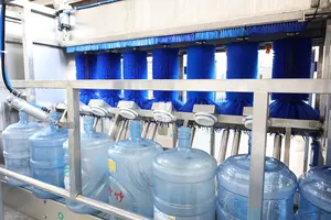 अच्छी गुणवत्ता उच्च दबाव कपड़े धोने 5 गैलन 20L बैरल पानी बॉटलिंग मशीन उत्पादन लाइन