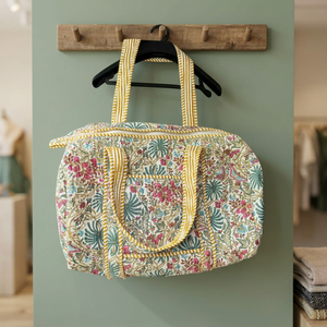 Bolso de hombro acolchado de algodón bordado con motivos florales, construcción acolchada para salidas informales y viajes. - Product Image 1