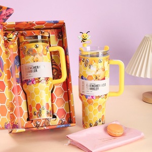 Tazza Personalizzata con Logo, Simpatico Orso Giallo, Borraccia Termica di Grande Capacità 40oz, Tumbler con Confezione Regalo - Product Image 3
