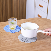 Sous-plat en silicone en forme de fleur avec motif cœur et feuille en creux pour table à manger et cuisine