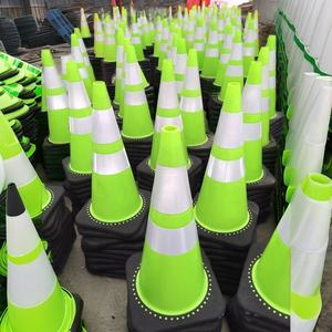 2025 nouveauté sécurité routière 30cm 45cm 70cm 75cm 90cm réfléchissant vert sécurité Pvc route cônes pour la circulation - Product Image 1