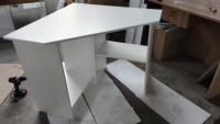 Bureau d'angle blanc, bureau triangulaire avec tiroir et étagère, bureau de travail à domicile, poste de travail informatique