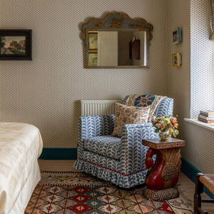 Fauteuil de salon en tissu traditionnel avec motif floral et jupe à volants, design avec housse amovible pour la décoration intérieure - Product Image 3