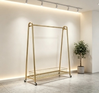 Porte-vêtements roulant en métal doré en forme de A avec panier inférieur en fil métallique et dessus arqué lisse pour boutique éphémère