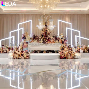 Arche de mariage LEDA avec structure métallique et éclairage LED, toile de fond géométrique lumineuse pour événements et décorations de mariage - Product Image 1