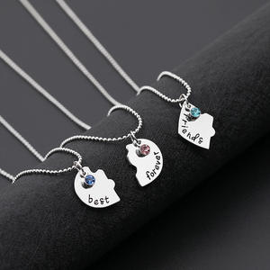 Collana Versatile con Cuore e Lettere per Donne, Accessorio Classico per Matrimoni e Feste, in Lega Placcata Argento, Personalizzabile, per l'<span class=keywords><strong>Amicizia</strong></span> - Product Image 2