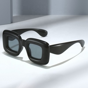 <span class=keywords><strong>2023</strong></span> tendance Steampunk grandes nuances en plastique logo personnalisé <span class=keywords><strong>lunettes</strong></span> de soleil épais cadre carré <span class=keywords><strong>lunettes</strong></span> de soleil pour hommes femmes - Product Image 1