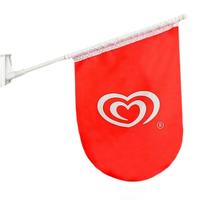 Drapeaux de mur en polyester personnalisés avec design sur mesure pour les magasins de crème glacée, avec poteau en plastique pour une présentation en extérieur