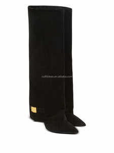 Bottes hautes pour femme en cuir de veau avec plaque dorée, talon aiguille, effet soufflet 95 mm, en daim UMA, à revers, style bottes au-dessus du genou - Product Image 4