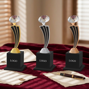Trofeo de Metal Fundido a Presión con Parte Superior de Diamante, Base Dorada, Plateada o Bronce, Logotipo Grabado, Premio Deportivo Portátil con Base de Madera Negra - Product Image 1