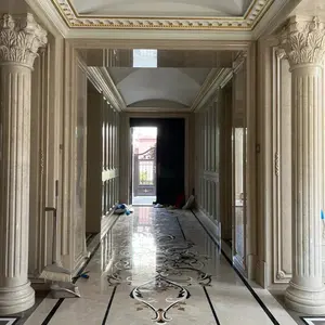 Innendes Villa-Gebäude großer dekorativer römischer Sockel weiße Marmorsäulen und Säulen