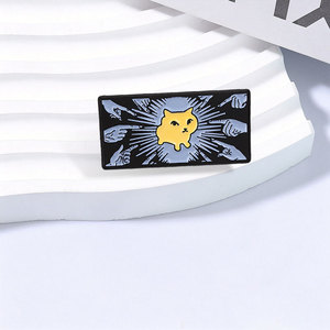 Pin de esmalte de gato amarillo lindo rodeado por dedos apuntando, broche de gato con gesto humorístico de acusación, insignia para bolso, regalo de joyería para amigos - Product Image 3
