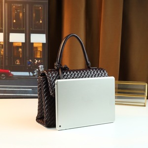 Sac fourre-tout carré petit format en polyester tissé à la main pour femme, avec rabat, design élégant et décontracté, idéal pour le quotidien - Product Image 3