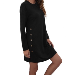 Vente en gros de robes pour femmes de haute qualité, sur mesure, OEM, mode décontractée, col rond, manches longues, boutons sur le côté - Product Image 4