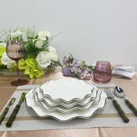 Assiettes de Présentation Blanches en Céramique Style Nordique pour Mariage, Vaisselle Décorative Lavable au Lave-Vaisselle pour Mariages (Vente en Gros)