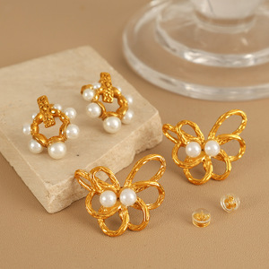 ต่างหูมุกทรงดอกไม้ มุกสีขาว สีทอง เกรด AA แบบติดกรงเล็บ ใส่ได้ทุกวัน - Product Image 2