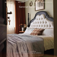 Lit moderne avec un rembourrage doux et luxueux pour un lit double. Couleur noire. Chambre principale. Lit américain en bois massif
