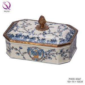 Oggetti decorativi per la casa in ceramica ad alta temperatura personalizzati di lusso europeo porcellana blu e bianca con linea d'oro per dipinti a mano - Product Image 3
