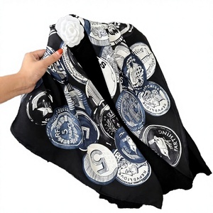 Pañuelo Cuadrado de Satén con Estampado Vintage para Mujer, con Diseño de Flor de Camelia, Elegante, con Sensación de Seda, para la Cabeza - Product Image 1