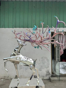 Escultura de ciervo Sika de fibra de vidrio personalizada, estatua artística de estilo de dibujos animados con galvanoplastia pintada a mano - Product Image 6