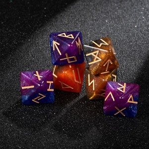 Juego <span class=keywords><strong>de</strong></span> 7 dados poliédricos <span class=keywords><strong>de</strong></span> acrílico con diseño <span class=keywords><strong>de</strong></span> <span class=keywords><strong>runas</strong></span> nórdicas y brillo galáctico personalizado para lecturas <span class=keywords><strong>de</strong></span> tarot, Wicca y prácticas espirituales - Product Image 2