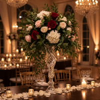 Centre de table de mariage : Grand vase trompette blanc avec roses rouges et lavande pour banquet