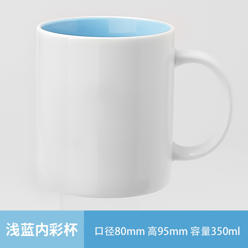 Blanc à l'extérieur et bleu à l'intérieur