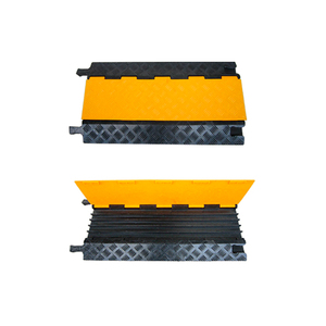 Protecteur de câbles à cinq canaux en caoutchouc robuste 900x500x50mm 15kg pour les chantiers de construction et la protection des câbles routiers - Product Image 1