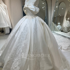 Robe de mariée élégante Jancember, modèle DW0228, en satin ivoire, avec col portrait, épaules dénudées, appliques de dentelle symétriques, coupe princesse. - Product Image 4