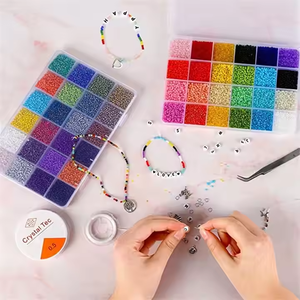35000 piezas de cuentas de vidrio de 2 mm, 250 piezas de cuentas con letras del alfabeto, para manualidades con rollos de cordón elástico, dijes y anillos - Product Image 5