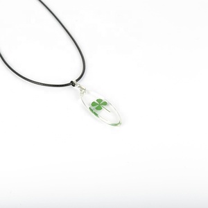 Spedizione rapida promozionale <span class=keywords><strong>ciondolo</strong></span> collana trifoglio in resina trasparente <span class=keywords><strong>ciondolo</strong></span> cuore fortunato <span class=keywords><strong>con</strong></span> catena di corda per feste in <span class=keywords><strong>ambra</strong></span> - Product Image 2