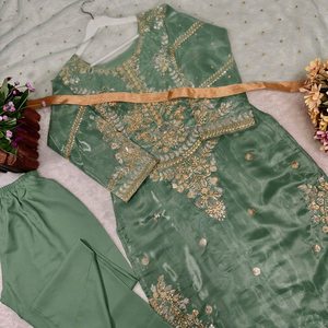Ensemble de 3 pièces prêt-à-porter : Kurti long et droit en soie butter et pantalon cigarette - Product Image 1