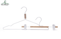 Cintres en métal de couleur blanche robuste avec barre de pantalon en bois naturel pour vêtements