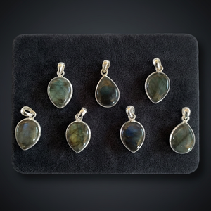Pendentif religieux en labradorite plaqué or 18 carats avec perle et diamant, étanche, en laiton, couleur personnalisable, unisexe, idéal pour les fêtes - Product Image 3