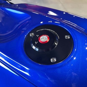 Nouveau DTRAD 2025 <span class=keywords><strong>YAMAHA</strong></span> YZF-R9 Bouchon de réservoir de carburant en aluminium CNC de haute qualité avec verrouillage à clé, système antivol pour moto, <span class=keywords><strong>logo</strong></span> personnalisé - Product Image 2