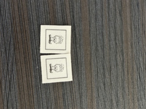 โรงงานผลิตป้ายขนาดเสื้อผ้าแบบไม่ถักทอ ซักได้ ป้ายขนาดมาตรฐานแบบกำหนดเอง รูปทรงกลม/วงรี/สี่เหลี่ยมผืนผ้า/สี่เหลี่ยมจัตุรัส - Product Image 6