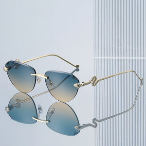 Lunettes de soleil œil-de-chat sans monture élégantes pour femmes, avec embellissement en métal en forme de <span class=keywords><strong>serpent</strong></span>, protection UV400, verres haute définition - Product Image 1