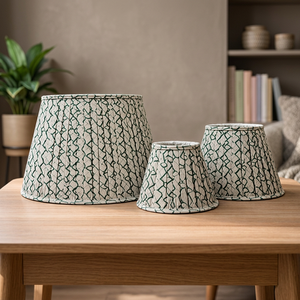 Abat-jour artisanal en viscose et lin à motif treillis vert |   Abat-jour en tissu plissé imprimé |   Éclairage Décoratif pour la Maison - Product Image 3
