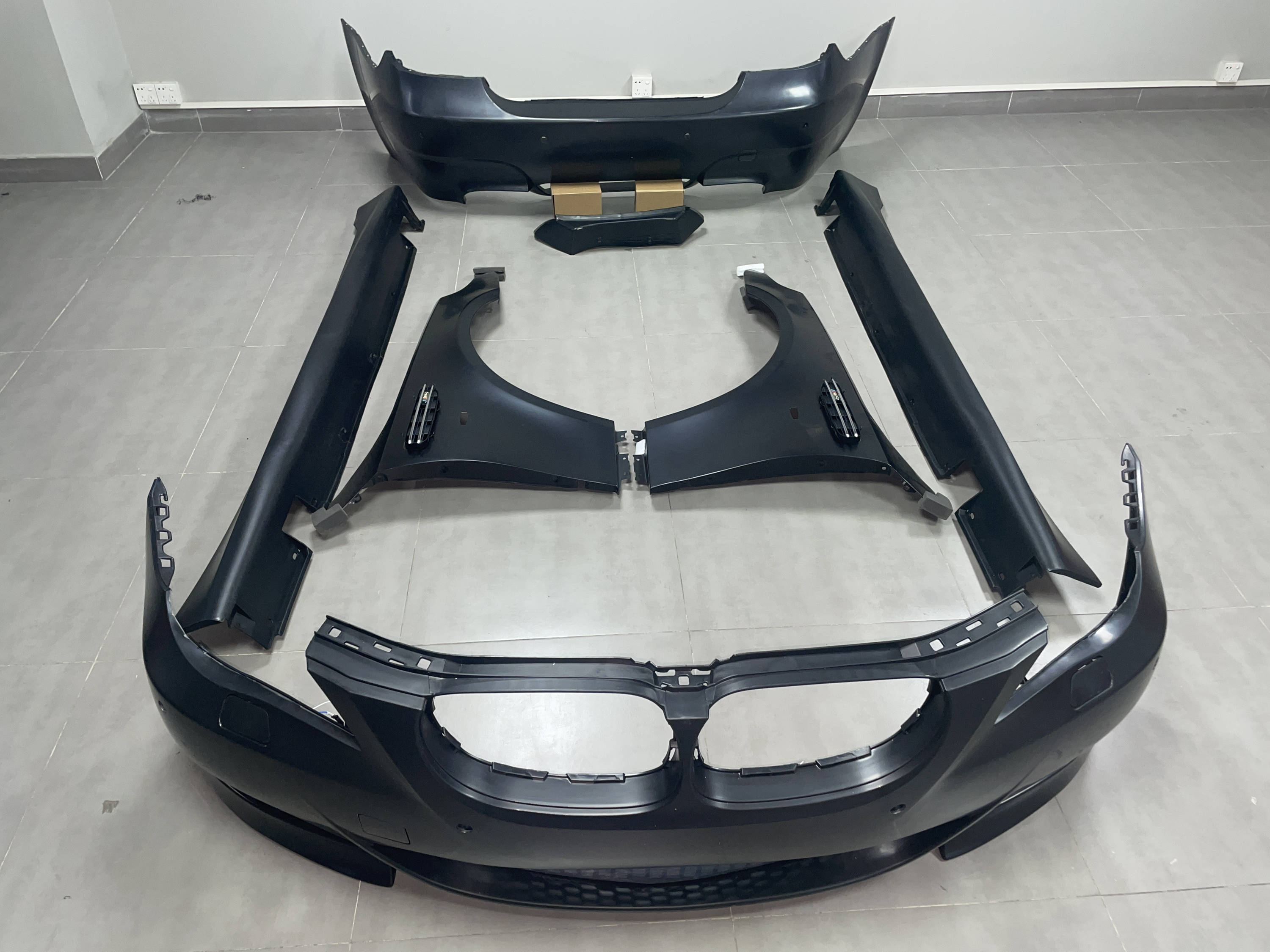 BMW E60 M5 フロント・リア・サイドバンパーキット - 2年保証付き