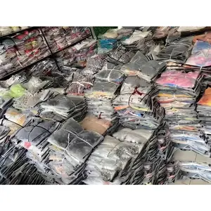 Ropa usada en fardos de vestidos surtidos mezclados en stock de tienda nueva de proveedor al por mayor