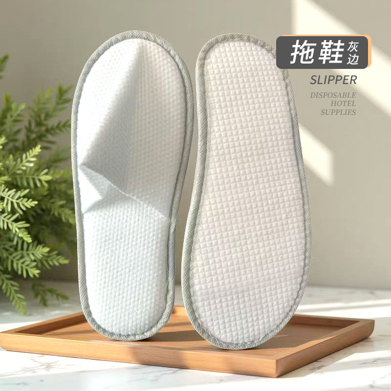 bordes grises de las pantuflas