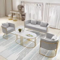 Ensemble table et chaises de café moderne de luxe avec plateau en marbre et structure en métal doré, ensemble de canapés en velours pour bistro