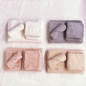 Ensemble de trois pièces pour salon de beauté et spa Yicheng Beauty avec broderie personnalisée, jupe de bain pour <span class=keywords><strong>coiffeur</strong></span> - Product Image 1