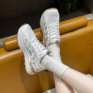 Baskets blanches fines et respirantes en maille pour femmes, chaussures de sport décontractées polyvalentes à semelle épaisse et légère avec découpes, collection été 2026 - Product Image 3