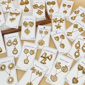 ชุดเครื่องประดับสร้อยคอและต่างหูสแตนเลสสตีลสีทองสำหรับทุกเพศ ขายส่ง ราคาถูก เหมาะสำหรับงานแต่งงาน งานหมั้น และงานปาร์ตี้ - Product Image 1