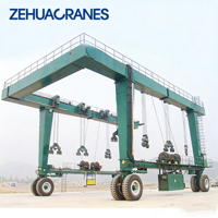 Grue portique mobile hydraulique sur pneus en caoutchouc sur mesure pour levage de yachts, idéale pour la mise en eau et l'entretien de bateaux en marina et en chantier naval
