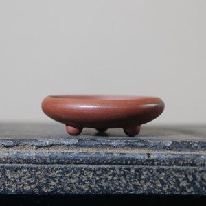 Maceta Mini Bonsái de Arcilla Morada Yixing, Redonda y Poco Profunda, con Tres Patas, Tamaño de Pulgar, Extra Pequeña - Product Image 4