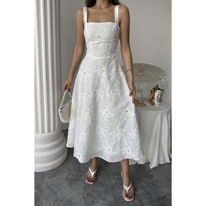 Robe de soirée longue blanche en gros avec un détail de corset complexe au dos - Product Image 2