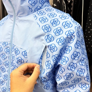 Vestes coupe-vent à capuche en polyester et nylon avec logo personnalisé, fermeture éclair, pour hommes, légères, imperméables, fabricant de vestes coupe-vent - Product Image 3