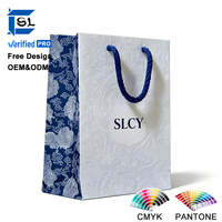 Tas Kertas Belanja Grosir Custom Logo Mewah Putih Biru Bertekstur Floral Embossed untuk Kemasan Butik Pakaian dengan Pegangan